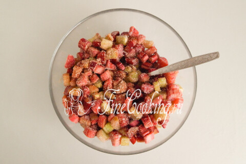 Начинка из ревеня с сахаром и корицей, перемешанная в миске