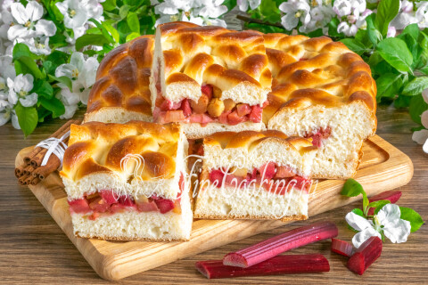 Пирог с ревенем на дрожжевом тесте, нарезанный порционными кусочками