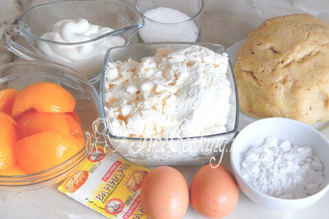 Продукты для творожного пирога: ореховое песочное тесто, творог, персики, яйца и сметана