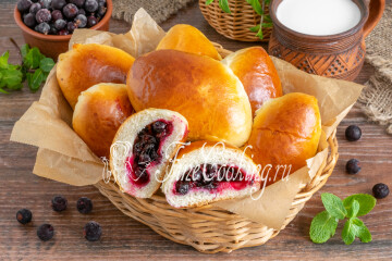 Пирожки с черной смородиной