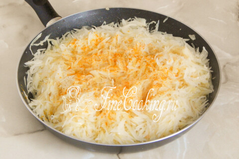 Капуста в сковороде с добавленной для цвета куркумой