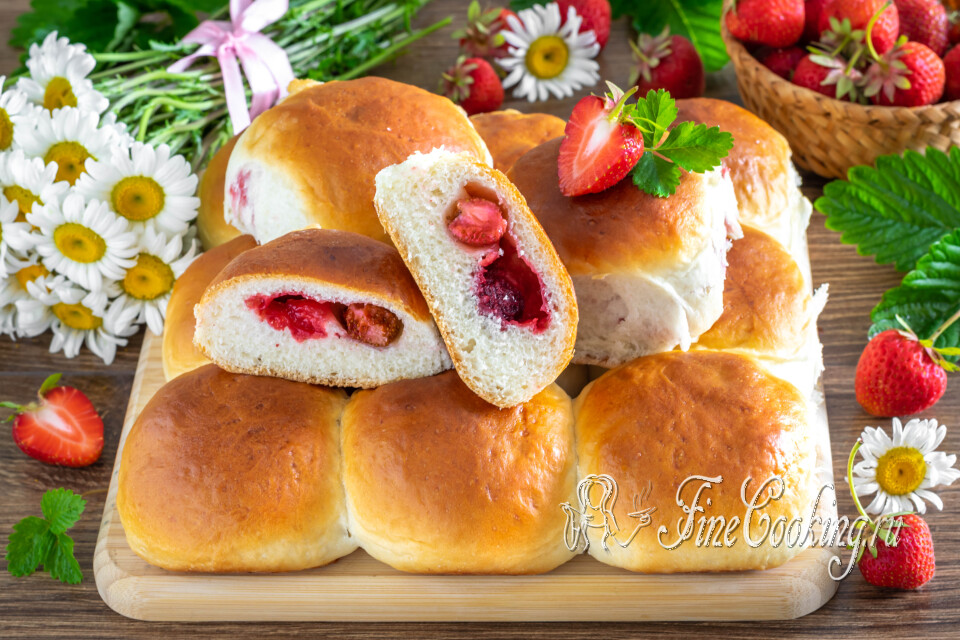 Пирожки с клубникой в духовке — готовое блюдо