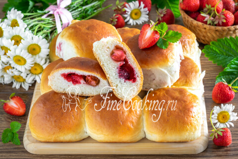 Дрожжевые пирожки с клубникой, поданные к чаю на тарелке