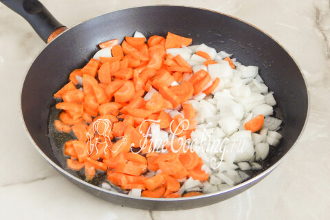 Морковь и репчатый лук, нарезанные мелким кубиком, в сковороде