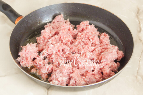 Мясной фарш, выложенный в разогретую сковороду с маслом