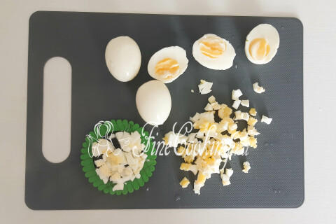 Вареные яйца, очищенные и нарезанные мелким кубиком.