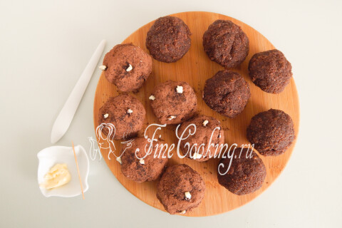 Обвалянные в какао шарики на плоской тарелке, с ростками из масла
