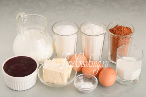 Продукты для шоколадного пирожного: мука, кефир, сахар, какао-порошок, яйца, сливочное масло и сливовый джем.