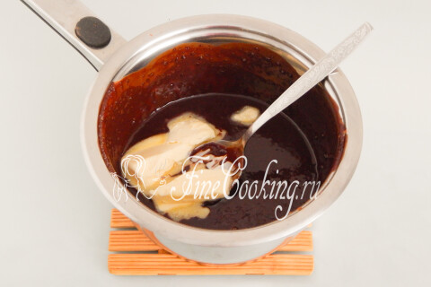 Шоколадная глазурь со всыпанным сахаром и какао варится в кастрюльке.