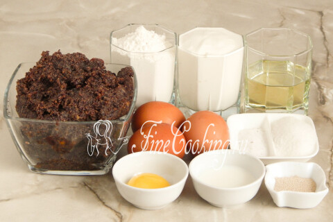 Продукты для плетёнки с маком: мука, сметана, яйца, дрожжи, сахар, маковая масса и желток с молоком