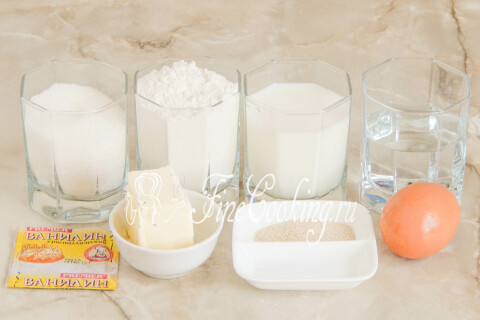 Продукты для плюшек: мука, молоко, вода, сахар, сливочное масло, яйцо и дрожжи.