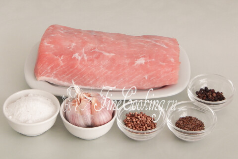 Продукты для домашней полендвицы: свиная корейка, чеснок, перец горошком, тмин и кориандр