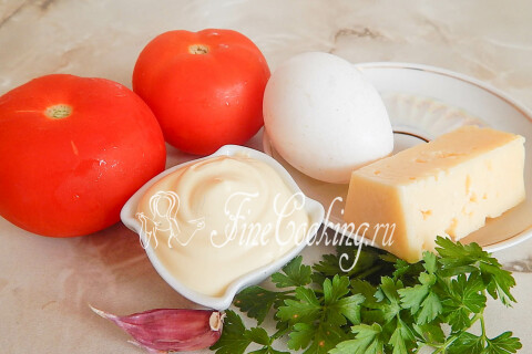 Продукты для закусочных помидоров: свежие томаты, сыр, яйцо, майонез, чеснок и петрушка