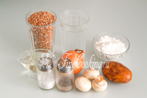 Продукты для постных котлет: гречневая крупа, картофель, шампиньоны, лук, мука, растительное масло, соль и перец.