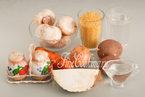 Продукты для кулеша с грибами: вода, шампиньоны, пшено, картофель, лук, морковь, сельдерей, масло, соль, перец.