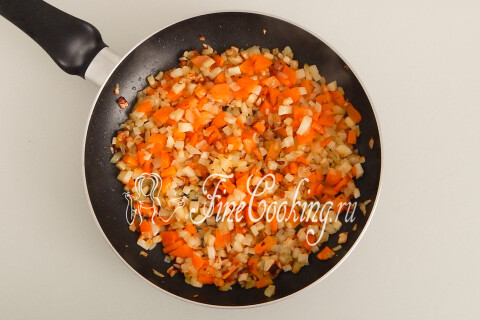 На плите одновременно готовятся две сковороды — с овощами и грибами.