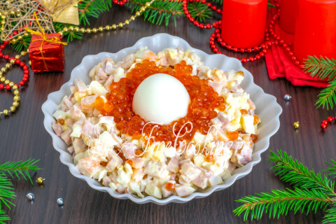 Салат с кальмарами, креветками и икрой, поданный на праздничный стол.
