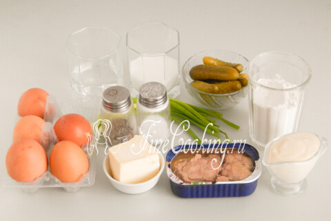 Продукты для профитролей с печенью трески: яйца, мука, молоко, масло, печень трески и огурцы.