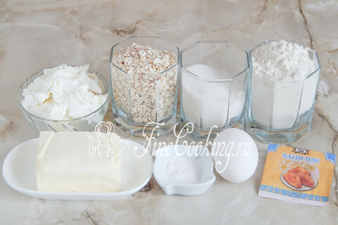 Продукты для печенья: мука, овсяные хлопья, творог, сливочное масло, яйцо и разрыхлитель