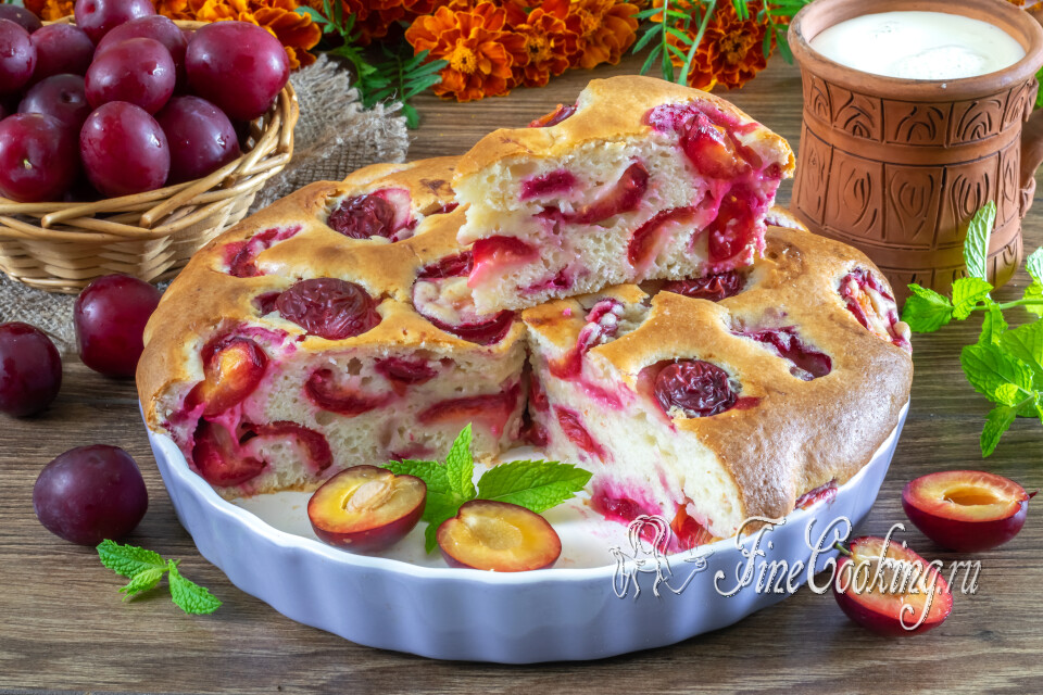 Простой и вкусный пирог со сливами в духовке — готовое блюдо