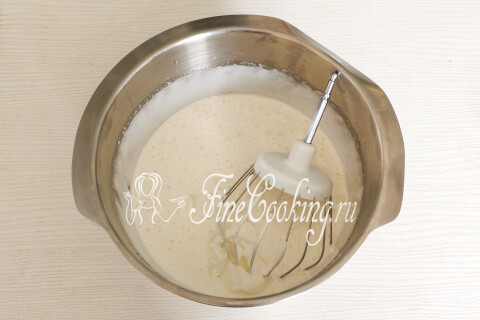 Взбитая яичная масса с сахаром и добавленной сметаной.