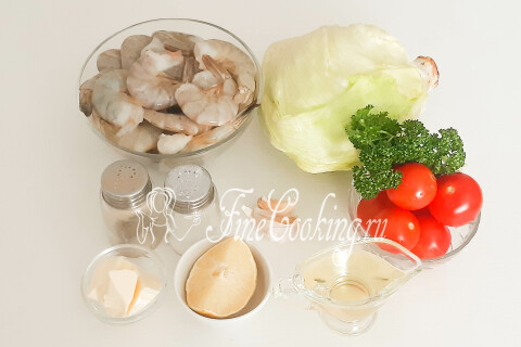 Продукты для салата с креветками: креветки, салат Айсберг, томаты черри, чеснок, петрушка, масло, лимонный сок, соль и перец.
