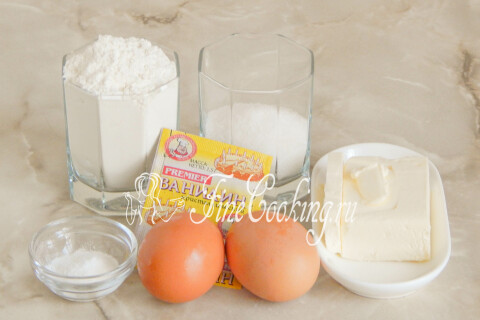 Продукты для кексов в формочках: пшеничная мука, сливочное масло, яйца, сахар и разрыхлитель