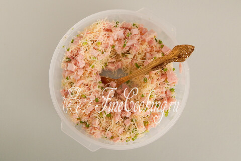 Начинка из ветчины, сыра и зелёного лука перемешана в миске.