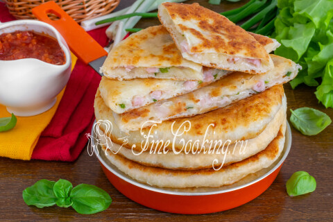 Лепёшки с ветчиной и сыром на тарелке подаются тёплыми к столу.