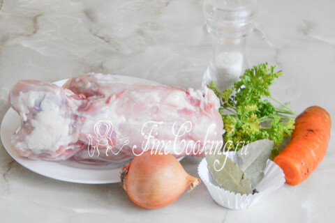 Продукты для куриного бульона: суповой набор, морковь, лук, лавровый лист и петрушка