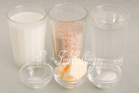Продукты для пшеничной каши на молоке: пшеничная крупа, молоко, вода, сливочное масло, сахар и соль.