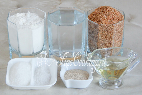 Продукты для пшеничного хлеба с отрубями: мука, отруби, дрожжи, вода, соль, сахар и растительное масло