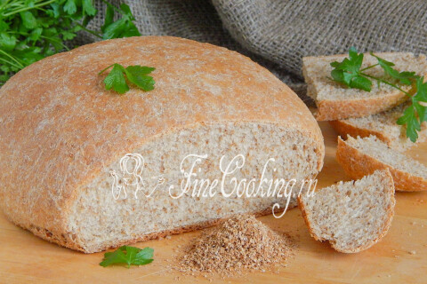 Молочный хлеб с тонкой хрустящей корочкой на столе
