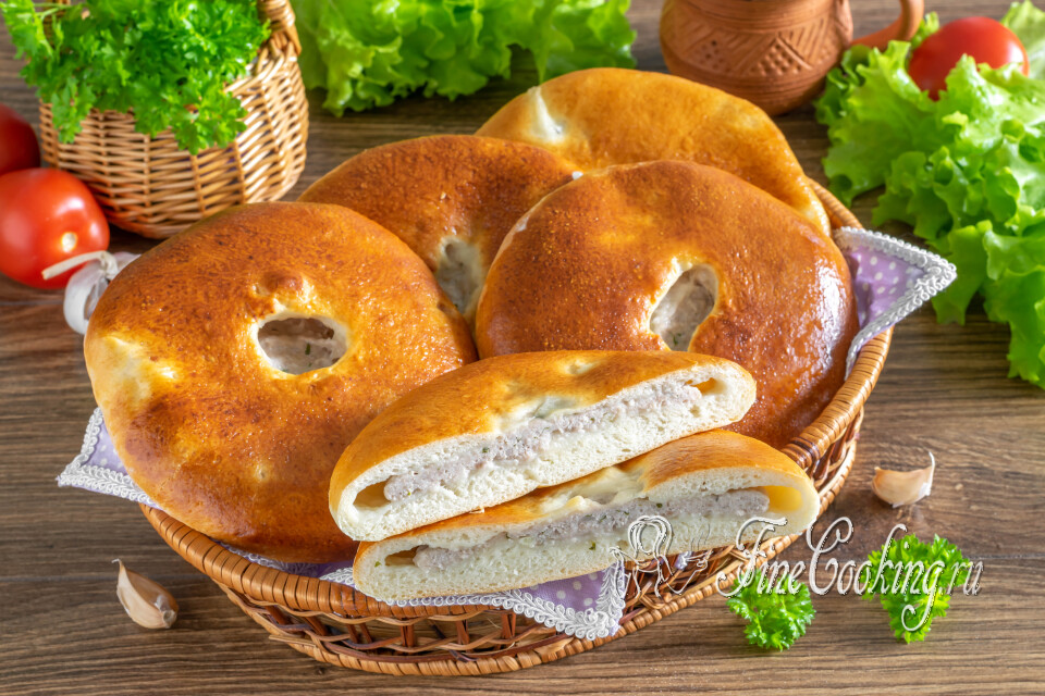 Пышные лепешки на кефире с мясной начинкой в духовке — готовое блюдо