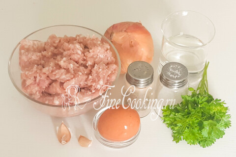 Продукты для мясной начинки: фарш, лук, яйцо, зелень и чеснок