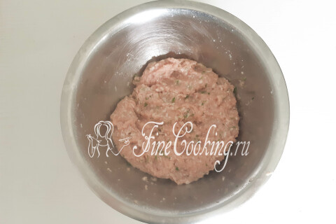 Мясной фарш с луком, зеленью и яйцом, вымешиваемый в миске