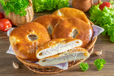 Пышные лепёшки на кефире с мясной начинкой, поданные тёплыми к столу