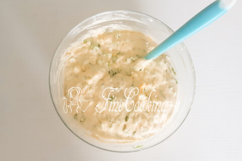 Готовое тесто для оладий с зелёным луком и яйцом в миске.