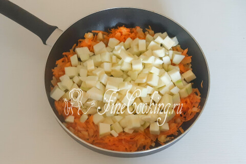 Кубики кабачка, добавленные в сковороду к моркови с луком.