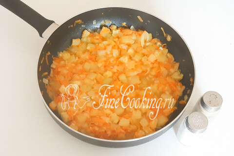 Прозрачные и мягкие кабачки с морковью и луком, посоленные и поперчённые в сковороде.