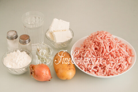 Продукты для белорусских пыз: картофель, творог, мука, крахмал, свиной фарш, лук, вода, масло, соль и перец.