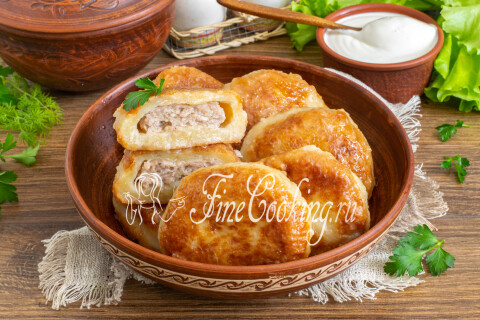 Тарелка белорусских пыз с мясной начинкой и картофельно-творожным тестом.