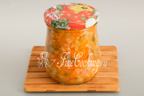 Банки с рассольником, закрытые металлическими крышками с помощью ключа