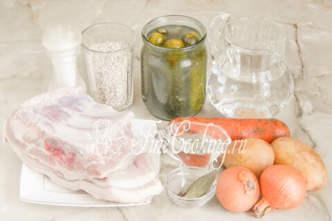 Продукты для рассольника: свинина, перловая крупа, солёные огурцы, картофель и морковь.