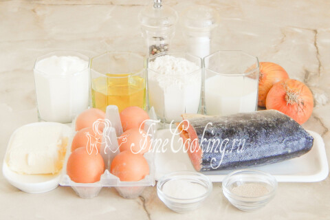Продукты для расстегаев с рыбой: мука, сметана, яйца, красная рыба, лук, сливки и масло