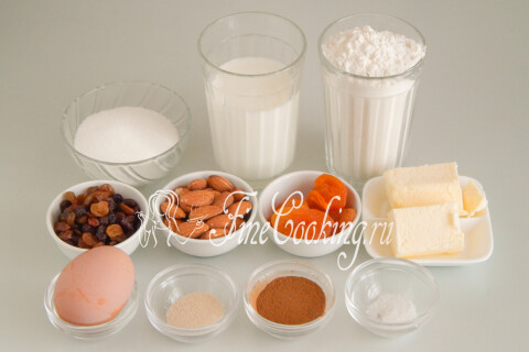 Продукты для пирога Райндлинг: мука, молоко, яйца, сахар, сливочное масло, дрожжи, орехи, сухофрукты и корица