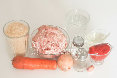 Продукты для риса с фаршем: мясной фарш, рис, морковь, репчатый лук, кетчуп, растительное масло и чеснок.