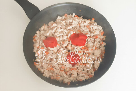 Фарш с овощами и кетчупом томится под крышкой на слабом огне.