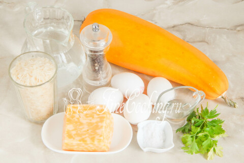 Продукты для рисовой запеканки с кабачком: пропаренный рис, кабачок, сыр, яйца и петрушка.