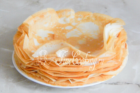 Горка готовых рисовых блинчиков на тарелке